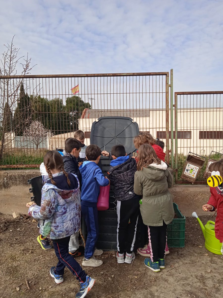 consorcio_crea's tweet photo. 🍂 El alumnado del colegio Mare de Deu de Gracia de #Biar está realizando muy bien su trabajo de #compostaje. Así lo confirma el equipo técnico del consorcio en su visita al centro.
@Biarsensacion
#compostaje
#compost
#EducaciónAmbiental
#CREAmosCompost https://t.co/dc7WMUDMVE