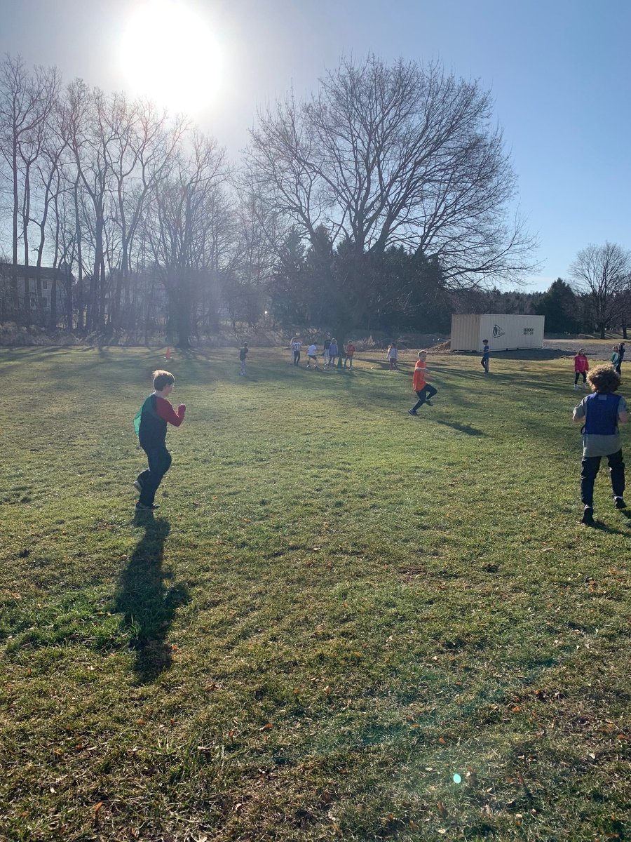 PlankNorthPE's tweet photo. Love the Sunshine! #OutsidePE  #VitD @PlankNorthPride https://t.co/cTdC5mDbVo