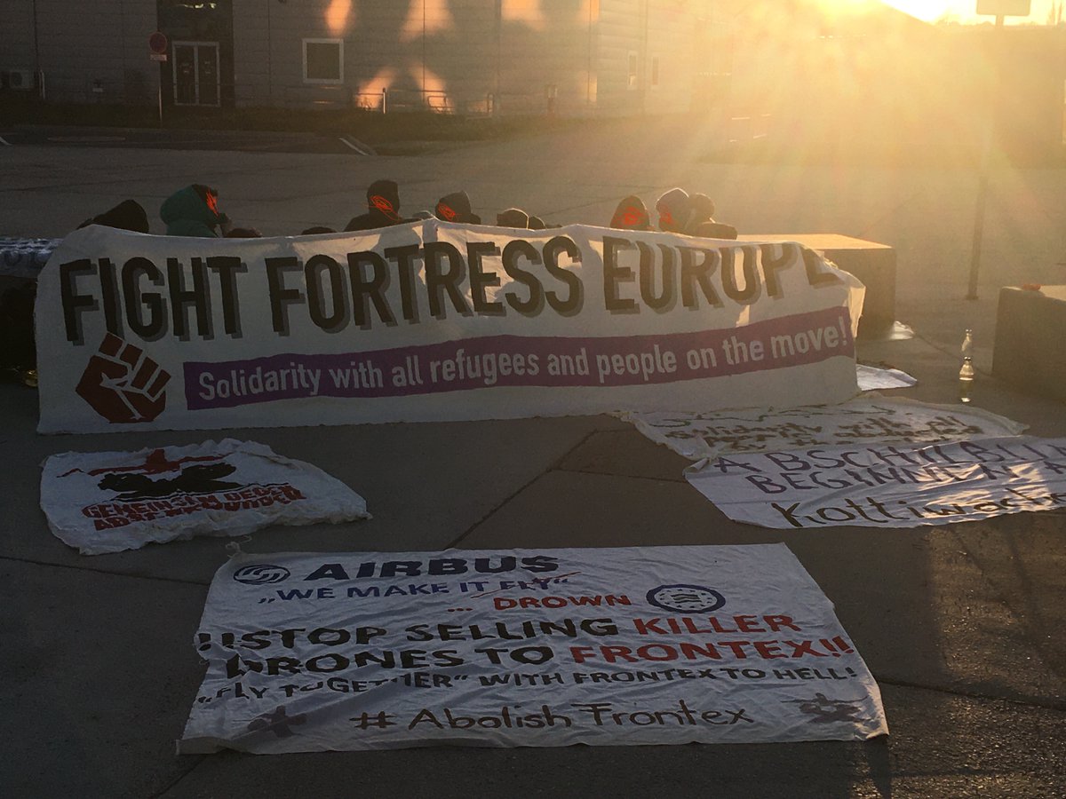 blockfortresseu's tweet photo. Blockade No 3 stabil gegen #FortressEurope! Wenn ihr lieber demonstrieren als blockieren wollt, könnt ihr euch ab sofort der Mahnwache anschließen. Ihr findet sie direkt bei der Bushaltestelle Berlin Schönefeld.  Hier gibt es auch heißen Tee :D #stopdeportation #sf1502 https://t.co/gEYlDV3gdI