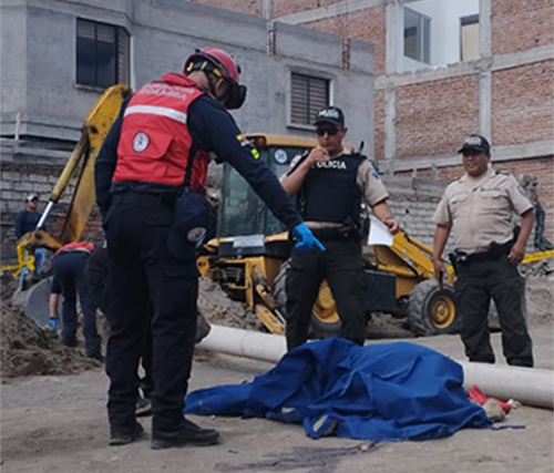 Un hombre habría perdido la vida a causa de la caída de un poste en el sector de San Miguel de Capi, conoce más detalles sobre la atención de #emergencia ingresando en: bit.ly/3k0fKWU

#BomberosRiobamba #TrabajamosPorTuSeguridad