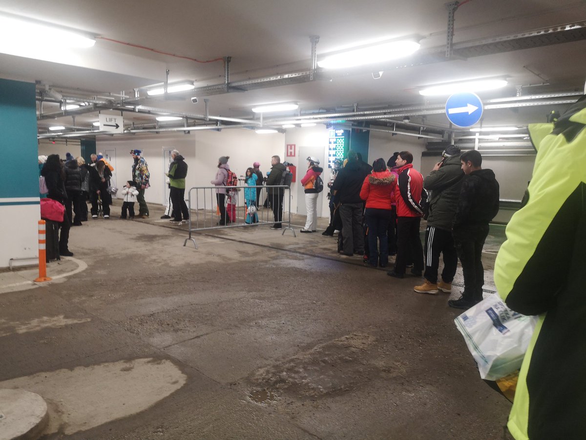 tamarakostro's tweet photo. Ozbiljna kaubojstina je ovaj Kopaonik. Od garaze, preko cistoce i logistike do cena. @SkiSrb uvedite bar automat za plaćanje garaze i obezbedite bezbedan ulaz i izlaz za pešake https://t.co/w9KSLGrfI7