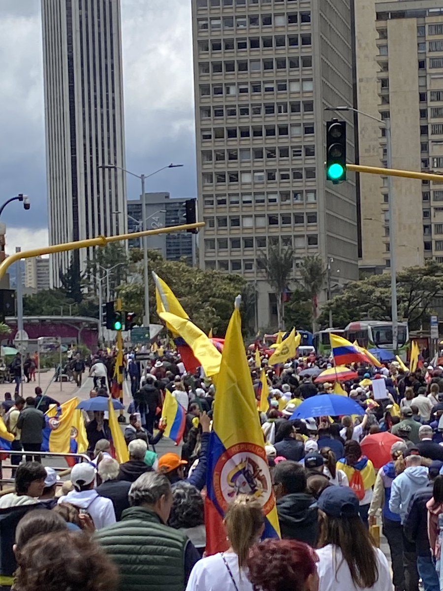 RemilioBady's tweet photo. En este momento atascados en la 26 con 7. Repleto hasta la Plaza de Bolivar. El pueblo salió a decirle NO a las reformas petristas. https://t.co/0qNDIYMX15
