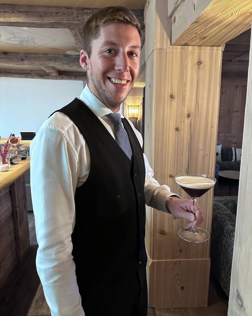 gillespudlowski's tweet photo. La leçon de café frappé par Lorenzo, le barman de l’Aida, le nouveau #relaischateaux de #cransmontana - restaurant de partage sous la gouverne de #franckreynaud du #pasdelours #lepartage, grand spa et belle décoration alpine, sobre et contemporaine - @ai… https://t.co/fVU2Y3iKO7 https://t.co/2WmyBHaNkp