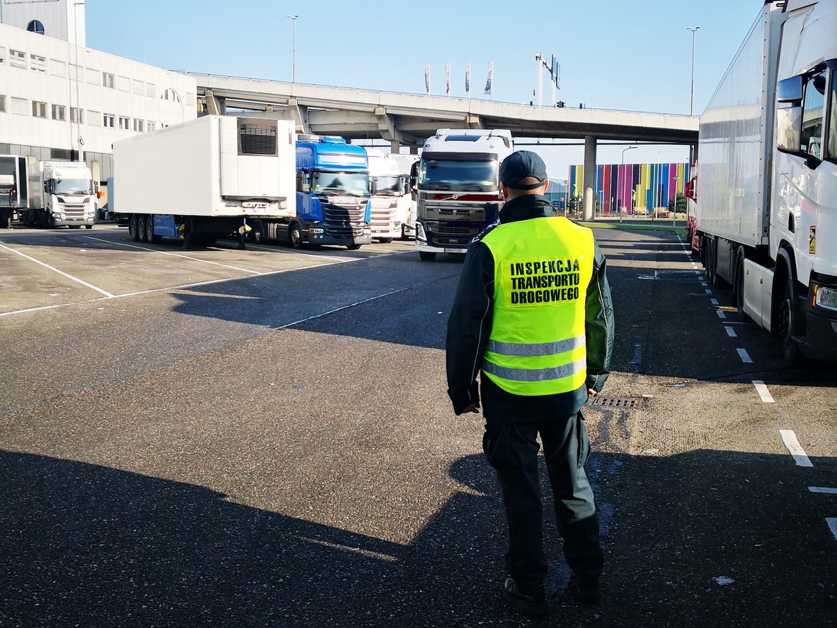 ITD_gov's tweet photo. Inspektorzy z WITD Kielce uczestniczą w #ELA #ActionWeek w Niderlandach, gdzie biorą udział w kontrolach ukierunkowanych na przepisy socjalne w transporcie drogowym. Międzynarodowa wymiana doświadczeń pomiędzy służbami jest bardzo istotnym elementem podnoszenia kompetencji #ITD. https://t.co/wuDiZnPq9D