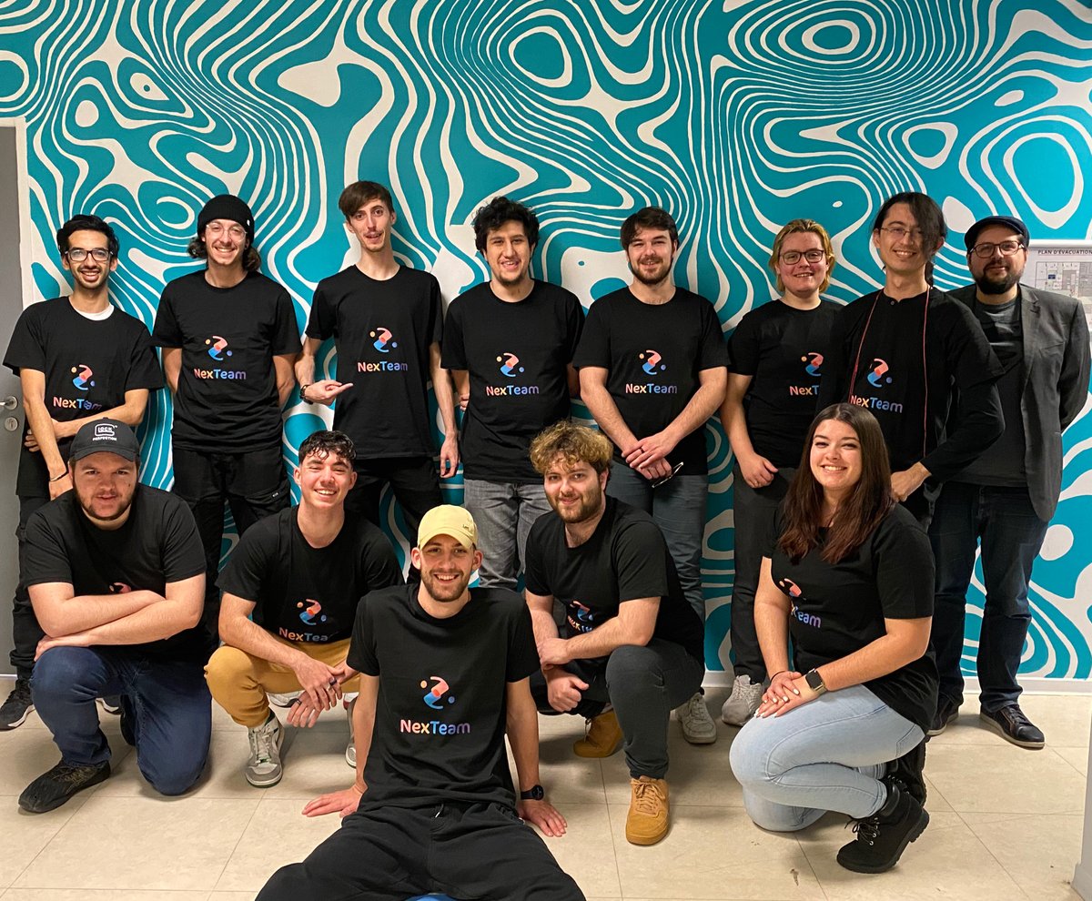 Enfin !

Nous avons reçu nos T-shirts NexTeam ! Cela peut paraître banal, mais ces T-shirts que nous portons étaient très attendus et auraient dû être portés depuis l'an dernier !

Nous sommes fiers de vous montrer notre équipe que nous vous présenterons dans les semaines à venir