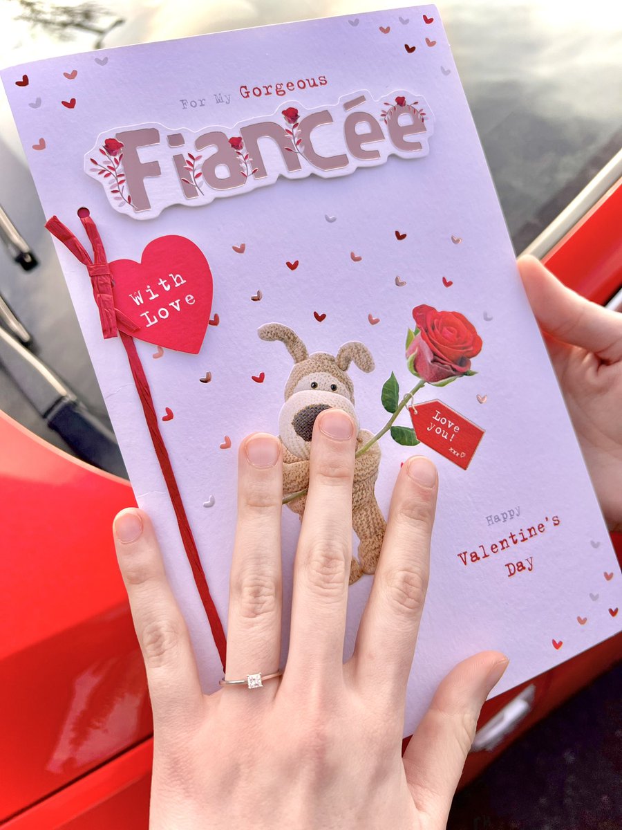 bawfle's tweet photo. I got engaged!!! 😍🥰🤭💍 https://t.co/V53vzxsjBF