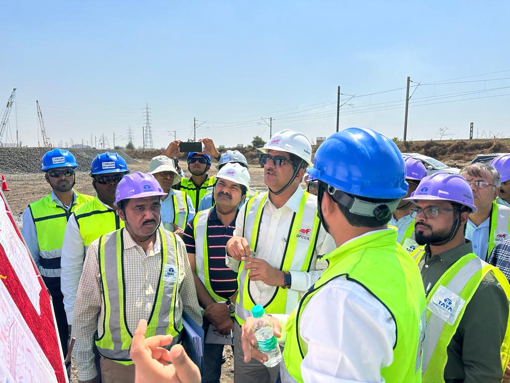 Shri RK Jain MD #DFCCIL, Shri HM Gupta Dir/Infra & Sh SK Negi ED/WDFC inspected and reviewed the progress of critical #viaduct at #WDFC's #Kharbao Junction station along with DFC, Project Management Consultant & #TATAProjects officials on 14.02.2023.