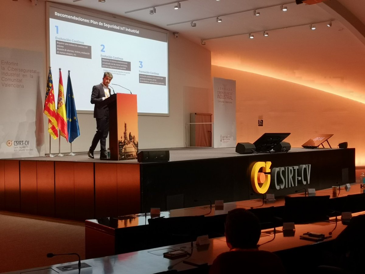 Ignacio Llopis director de @iotsens nos ha enseñado el uso de diferentes dispositivos IoT y nos ha dado consejos para su seguridad durante su intervención en la #IJornadaValenciana #CiberseguridadIndustrial ¡Muy interesante!