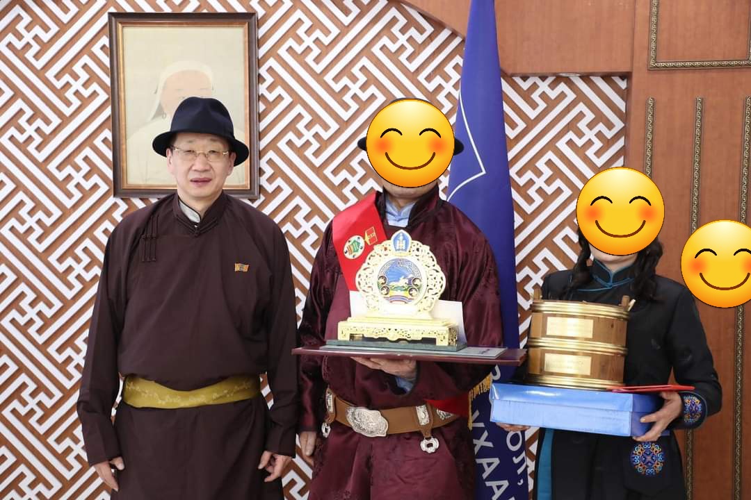 Аварга малчины шагнал улирсан баларсан коммунизмын үеийн төрийн сүлдтэй өгдөг нь юуг илэрхийлж байна. 
Тайлбар нь юу бэ?.  Наадхыг чинь хархаар өвөөгийн хэлмэгдүүлэлт үр хүүхдүүдийнхэн айж эмээсэн харц харагдаж байна.