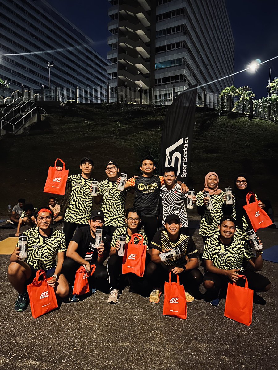 nazmihalim_'s tweet photo. Feb 15 - 3K WU + Core workout & conditioning PRM lead by koc @zukhviri
And dapat gift dari sportsaddict sebab complete 400KM january battle! Thank you! ๐๐ผ
46/365
#TeamPRM
#runstreak
#keepgrinding
#beatyesterday https://t.co/Xq6IIi6AaK