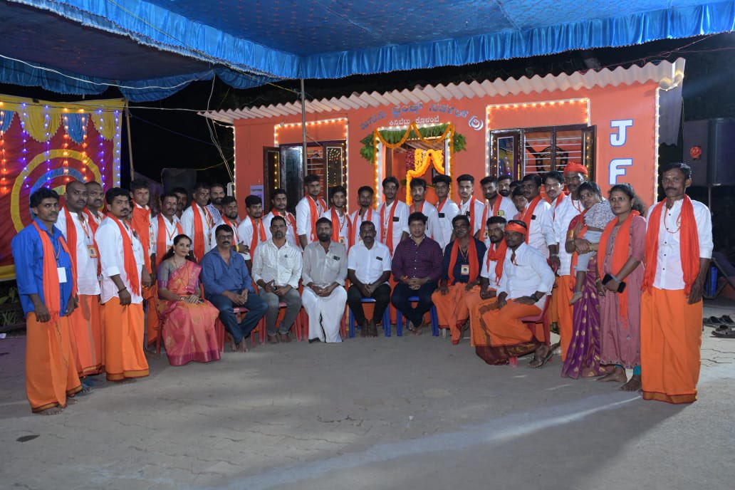 bjp_mcn's tweet photo. *ಕಂದಾವರ ಗ್ರಾಮ ಪಂಚಾಯತ್ ವ್ಯಾಪ್ತಿಯ ಕೊಳಂಬೆ ಗ್ರಾಮದ ಕಿನ್ನಿ ಬೆಟ್ಟು ಎಂಬಲ್ಲಿ ಜನನಿ ಫ್ರೆಂಡ್ಸ್ ಸರ್ಕಲ್( ರಿ) ಇವರ 15ನೇ ವರ್ಷದ ವಾರ್ಷಿಕೋತ್ಸವದಲ್ಲಿ ಮಂಗಳೂರು ಉತ್ತರ ಶಾಸಕರಾದ ಡಾ ವೈ ಭರತ್ ಶೆಟ್ಟಿಯವರು ಸ್ಥಳೀಯ ಕ್ರೀಡಾಪಟುಗಳಿಗೆ ಹಾಗೂ ಯಕ್ಷಗಾನದ ಹಿರಿಯ ಕಲಾವಿದರಾದ ಮಂಜುನಾಥ ಭಟ್ ಬೆಳ್ಳಾರೆ ಇವರನ್ನು ಸನ್ಮಾನಿಸಿದರು*. https://t.co/BKLSbeI4Wz
