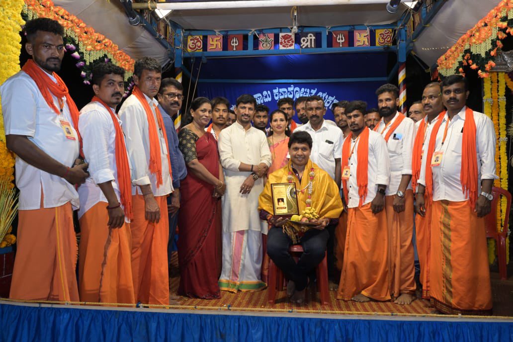 bjp_mcn's tweet photo. *ಕಂದಾವರ ಗ್ರಾಮ ಪಂಚಾಯತ್ ವ್ಯಾಪ್ತಿಯ ಕೊಳಂಬೆ ಗ್ರಾಮದ ಕಿನ್ನಿ ಬೆಟ್ಟು ಎಂಬಲ್ಲಿ ಜನನಿ ಫ್ರೆಂಡ್ಸ್ ಸರ್ಕಲ್( ರಿ) ಇವರ 15ನೇ ವರ್ಷದ ವಾರ್ಷಿಕೋತ್ಸವದಲ್ಲಿ ಮಂಗಳೂರು ಉತ್ತರ ಶಾಸಕರಾದ ಡಾ ವೈ ಭರತ್ ಶೆಟ್ಟಿಯವರು ಸ್ಥಳೀಯ ಕ್ರೀಡಾಪಟುಗಳಿಗೆ ಹಾಗೂ ಯಕ್ಷಗಾನದ ಹಿರಿಯ ಕಲಾವಿದರಾದ ಮಂಜುನಾಥ ಭಟ್ ಬೆಳ್ಳಾರೆ ಇವರನ್ನು ಸನ್ಮಾನಿಸಿದರು*. https://t.co/BKLSbeI4Wz