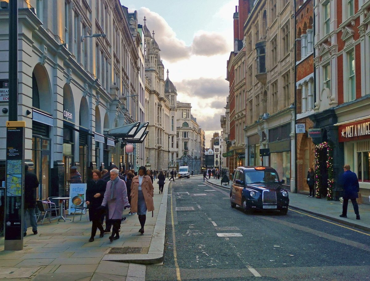 cityoflondon's tweet photo. As of today, Chancery Lane is closed to through traffic Mon-Fri 7am to 7pm in an experimental scheme as part of our #PedestrianPriorityStreets programme. Black cabs are exempt and the road remains open for access. Find out more and have your say: https://t.co/blShkjr2jC https://t.co/Hi2qNX1lrq