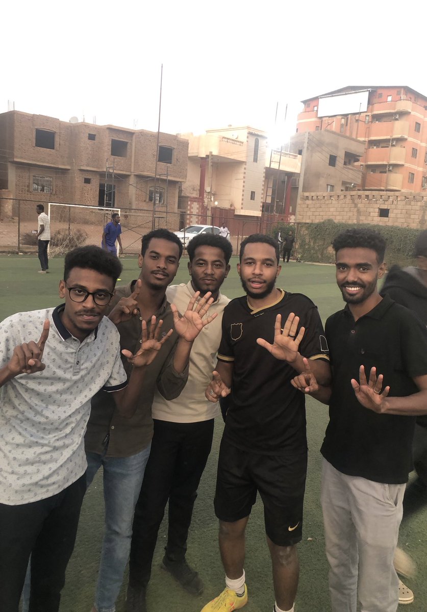 بعض المعجبين مع الهداف البطولة عبشكور ب ٦ اهداف