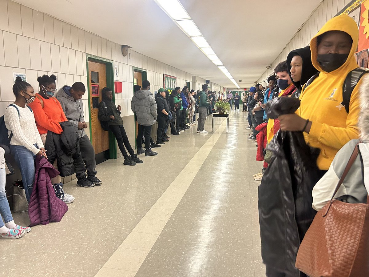 Good morning from Nelson Mandela High School ✨ every morning students line up and start the day with affirmations and announcements. #BKNHSbrilliant @BKNHSSuptRoss @YuetChu_NYCDOE @TPaulin_BKNHS