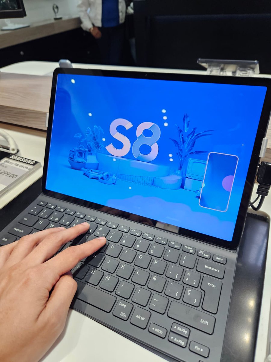 THangarau's tweet photo. #Tendencia 💻 Crea, diseña como un profesional con las #Samsung #TabS8 ideal para llevar la diversión a todas partes, posee una pantalla LCD de 11". Disfruta tu próxima aventura con estilo en Grafito, Plateado u Oro rosado.
@SamsungLatin https://t.co/qPxcX1Ahho