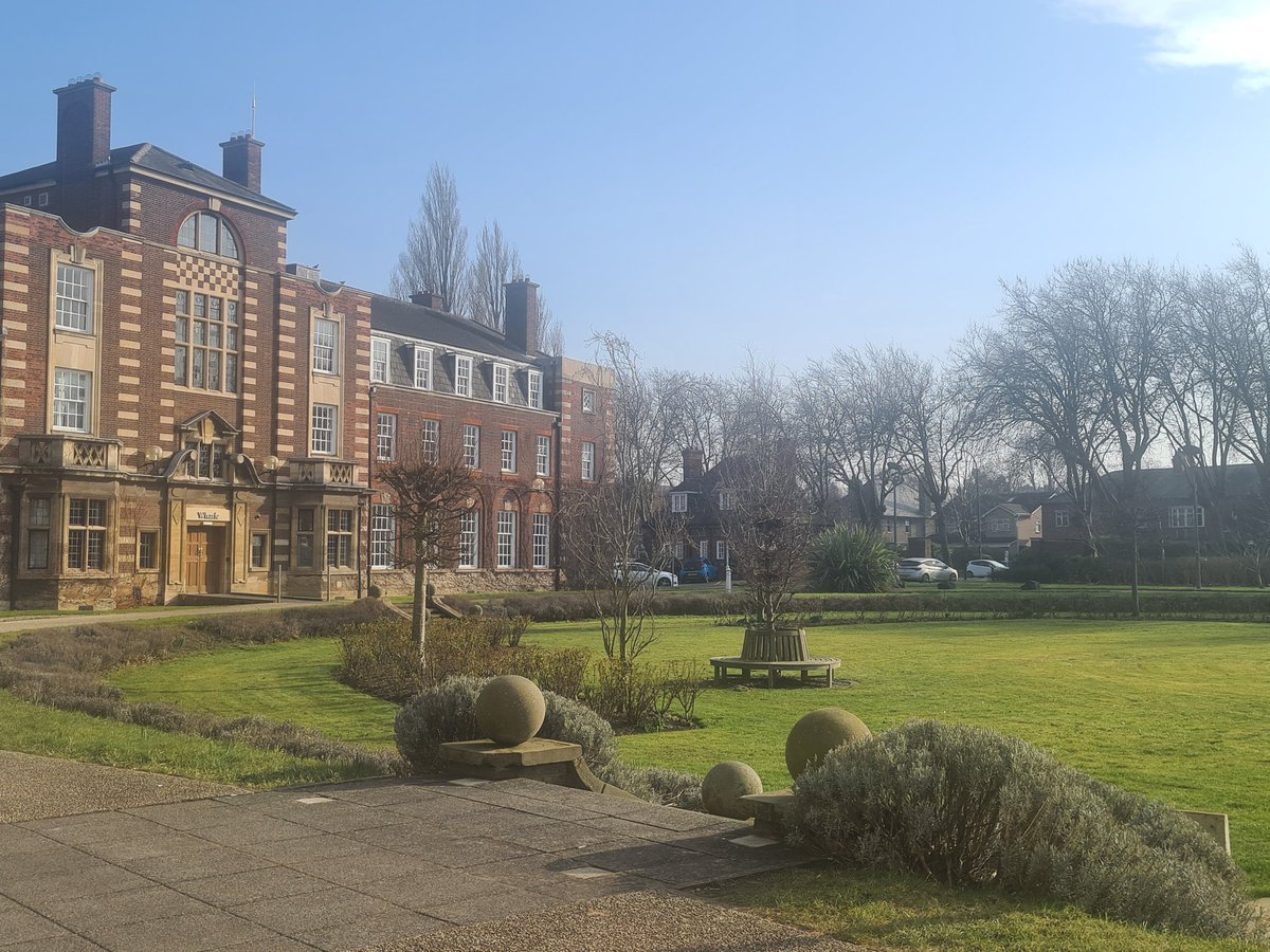 It smelt like Spring, so an outdoor lunch beckoned #hulluni