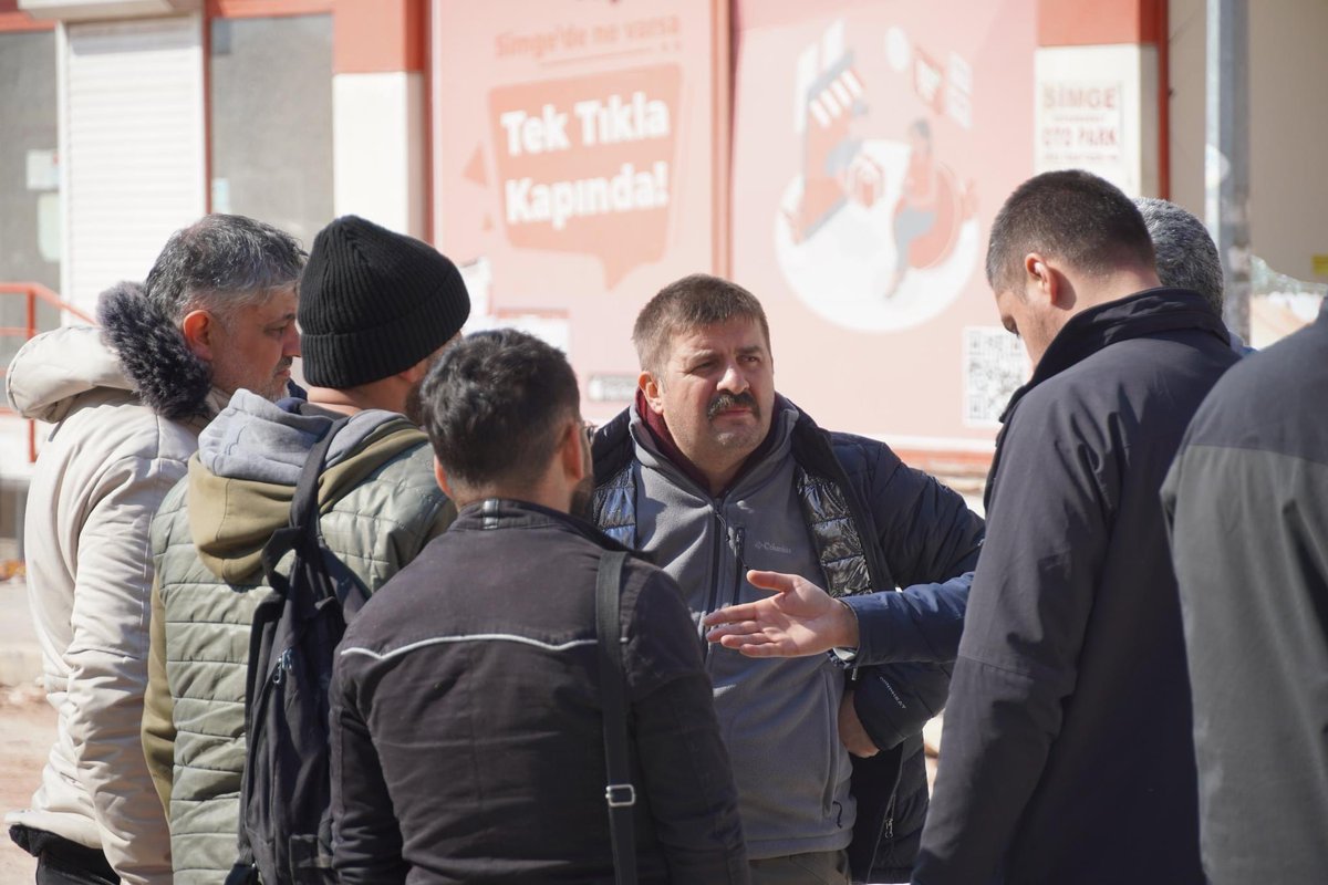 Vali H. Engin Sarıibrahim, Samandağ'ın depremden etkilenen mahallelerinde yürütülen çalışmaları yerinde inceleyerek, vatandaşlarımıza geçmiş olsun dileklerinde bulundu.

Birlikte başaracağız🇹🇷