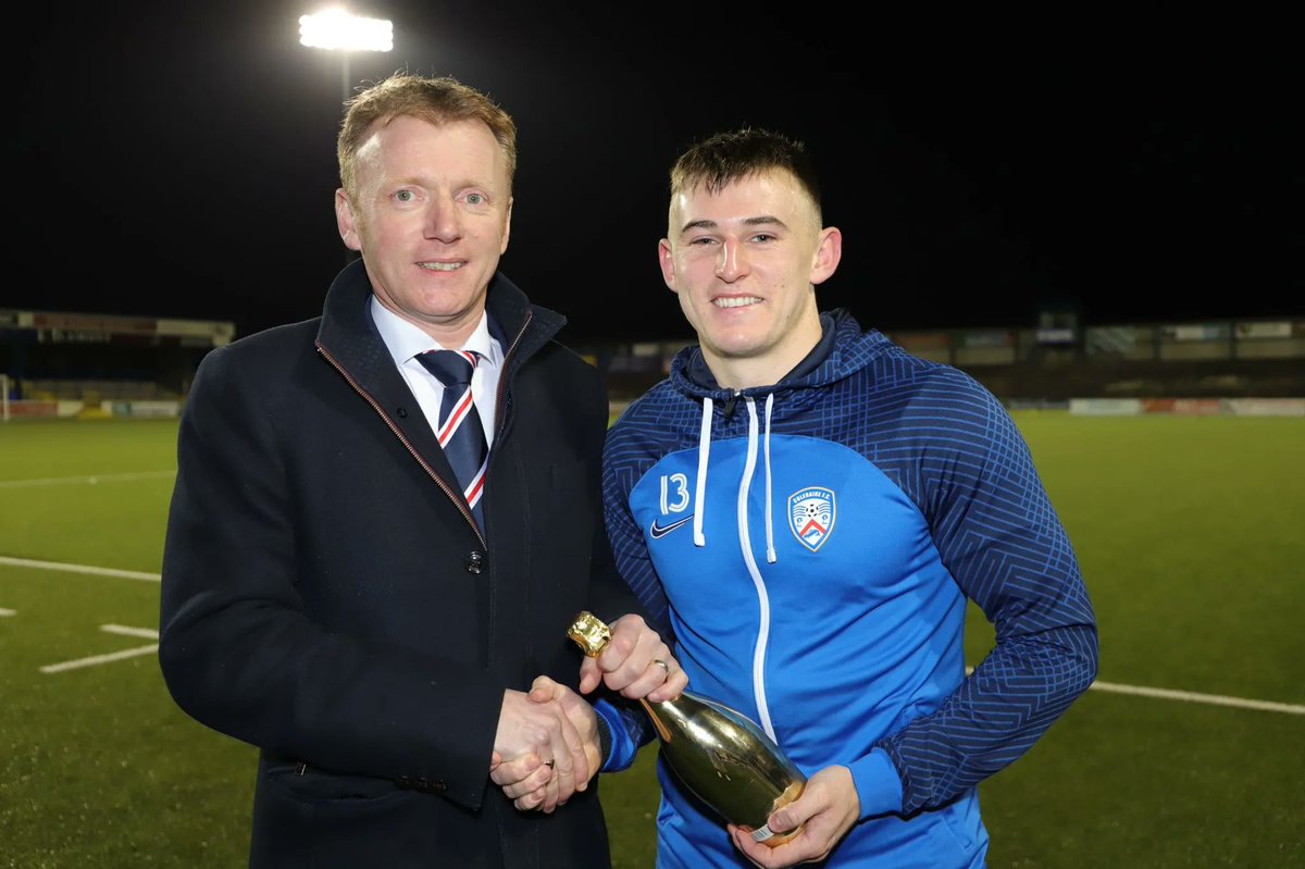 🍾 Eamon Fyfe receives a bottle of champagne after being named as the Holley Optometrists Man of the Match last night.

A fitting reward for such an energetic performance 👏 #COTB