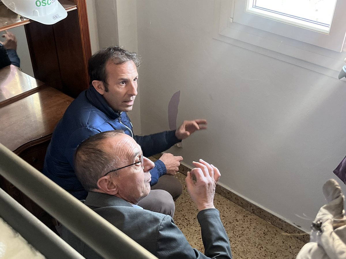 ercpaeria's tweet image. ➡️ El paer en cap @MiquelPueyo, la TA @jfreixanet i el regidor @jrutllant han visitat les obres de rehabilitació energètica de l'edifici situat al C/Cuenca 2-4-6, al barri del #Secà 🔝 

💪🏼Apostem per una #LleidaSegura i el dret a l'habitatge digne per a tothom 🏠
