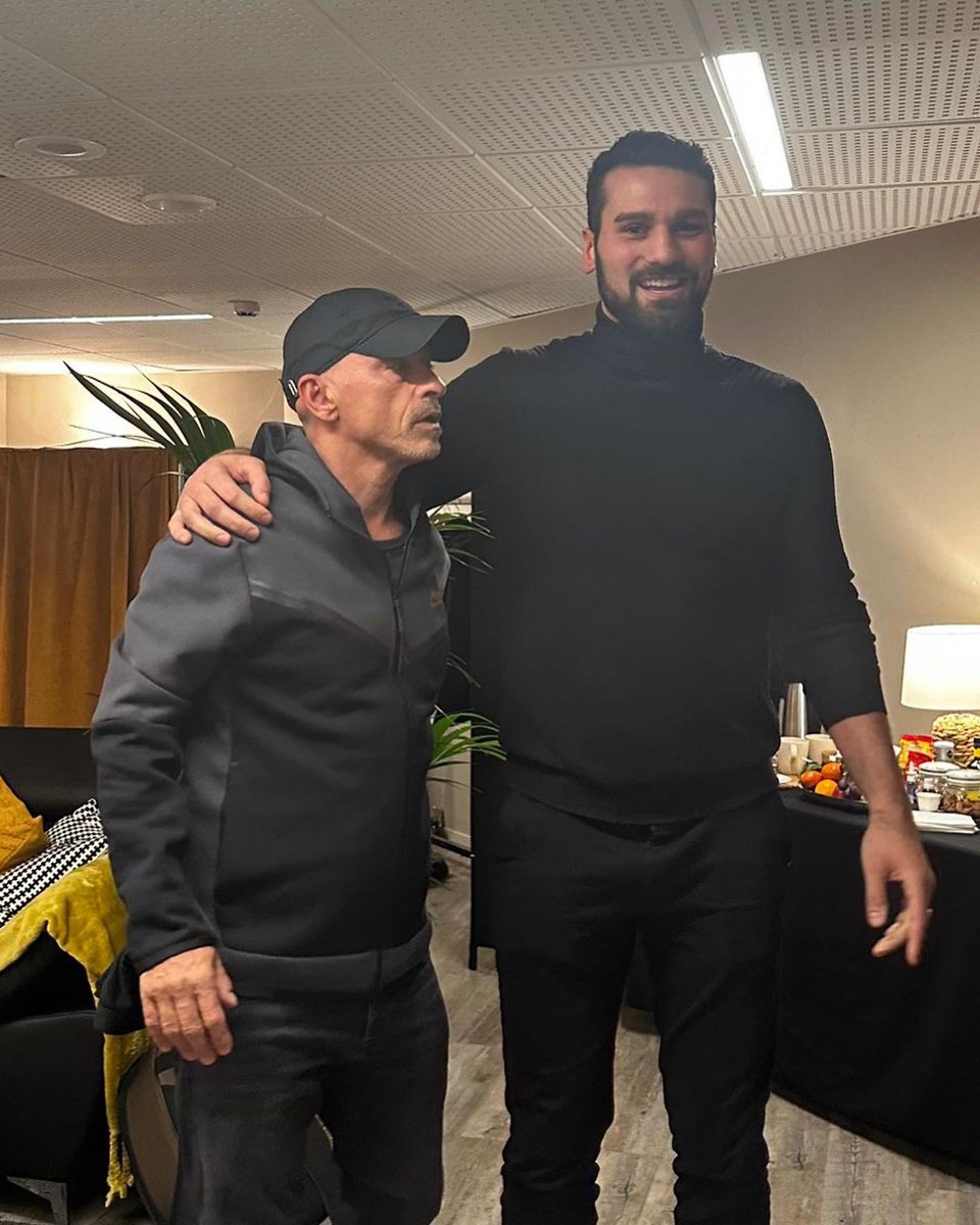 vianello_guido's tweet photo. 𝐸𝑑 𝘩𝑜 𝑖𝑚𝑝𝑎𝑟𝑎𝑡𝑜 𝑐𝘩𝑒 𝑛𝑒𝑙𝑙𝑎 𝑣𝑖𝑡𝑎
𝑁𝑒𝑠𝑠𝑢𝑛𝑜 𝑚𝑎𝑖 𝑐𝑖 𝑑𝑎̀ 𝑑𝑖 𝑝𝑖𝑢̀
𝑀𝑎 𝑞𝑢𝑎𝑛𝑡𝑜 𝑓𝑖𝑎𝑡𝑜, 𝑞𝑢𝑎𝑛𝑡𝑎 𝑠𝑎𝑙𝑖𝑡𝑎
𝐴𝑛𝑑𝑎𝑟𝑒 𝑎𝑣𝑎𝑛𝑡𝑖 𝑠𝑒𝑛𝑧𝑎 𝑣𝑜𝑙𝑡𝑎𝑟𝑠𝑖 𝑚𝑎𝑖
🎸 🎶 @RamazzottiEros 👏🏻🙏🏻
#𝑒𝑟𝑜𝑠𝑟𝑎𝑚𝑎𝑧𝑧𝑜𝑡𝑡𝑖 https://t.co/ymUgNvUi3z