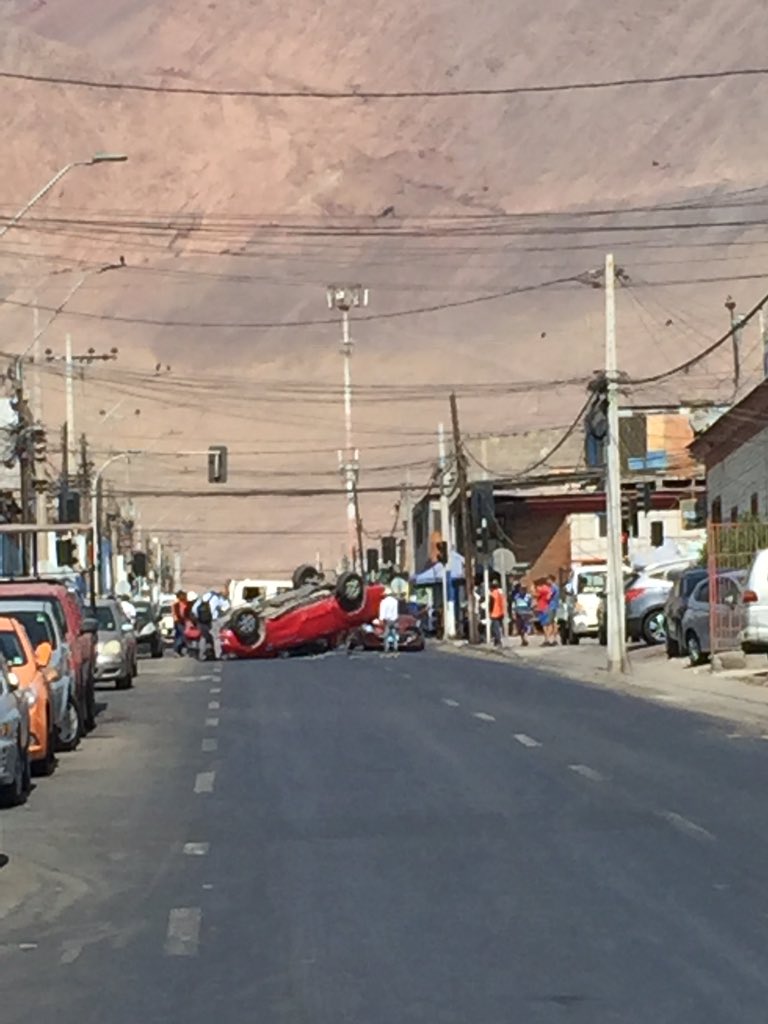 cvillela05's tweet image. Accidente de tránsito y volcán intentó en calle #Sotomayor poco antes de #Amunategui en #Iquique 
Corte de tránsito en ambas vías en el lugar. #Carabineros en el sitio