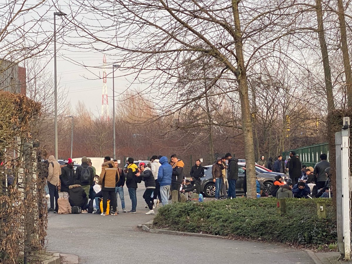 Vier bussen migranten uit Paleizenstraat in hotel in Ruisbroek “gedumpt” ringtv.be/nieuws/vier-bu… 

#RINGtv