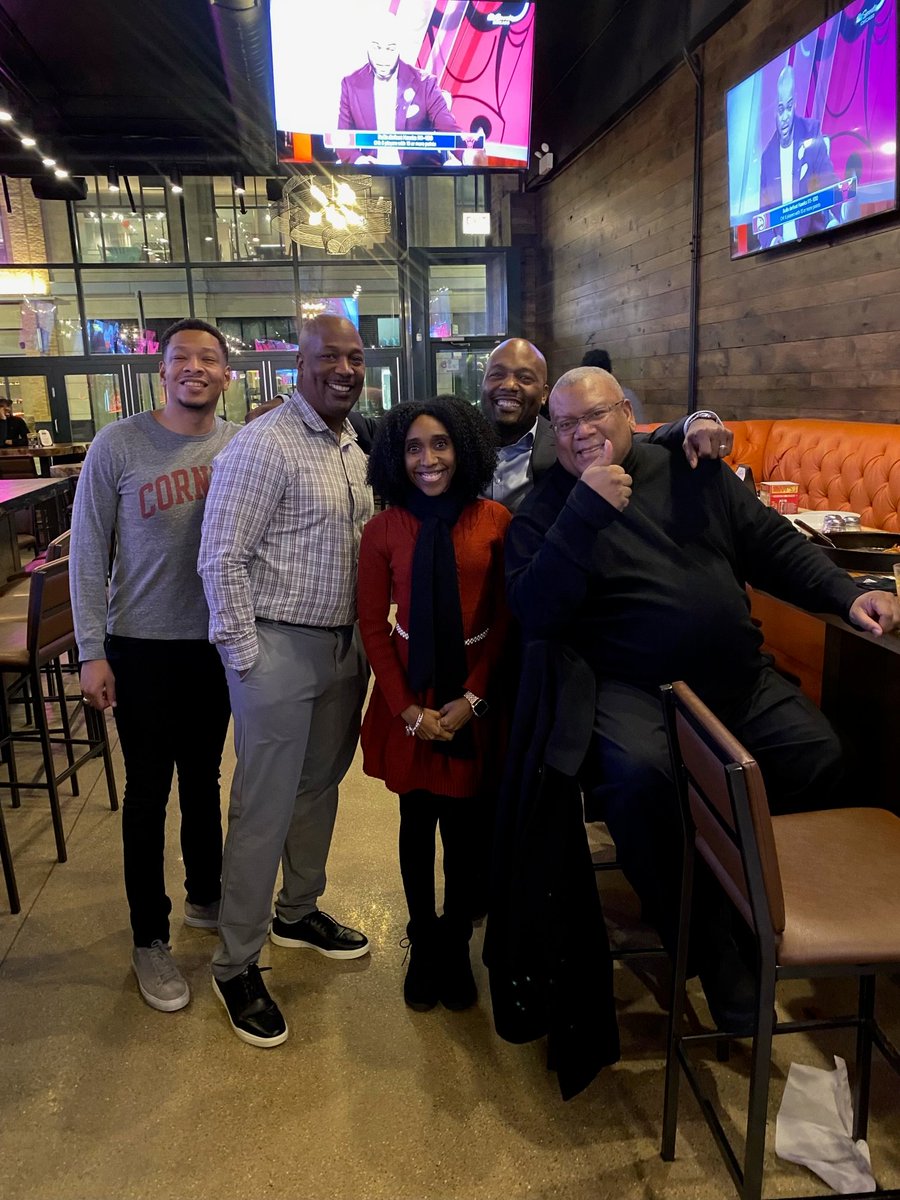 Stopped by some friends of #UPSI for a friendly Chicago Check-in before flying.