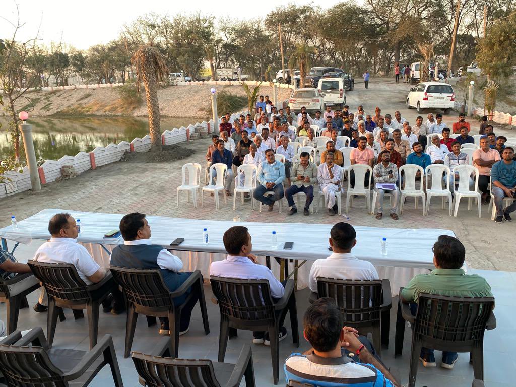 CollectorMorbi's tweet photo. આજરોજ મોરબી તાલુકાનાં બેલા રંગપર ગામે, જીલ્લા વિકાસ અધીકારીશ્રી તથા જિલ્લા/તાલુકાનાં અધિકારીશ્રીઓને સાથે રાખી રાત્રીસભા યોજી લોકોના પ્રશ્નો/રજૂઆતો પરત્વે સબંધિત વિભાગને જરૂરી કાર્યવાહી કરવા સુચના કરવામાં આવી. https://t.co/7fCAbqwX9s
