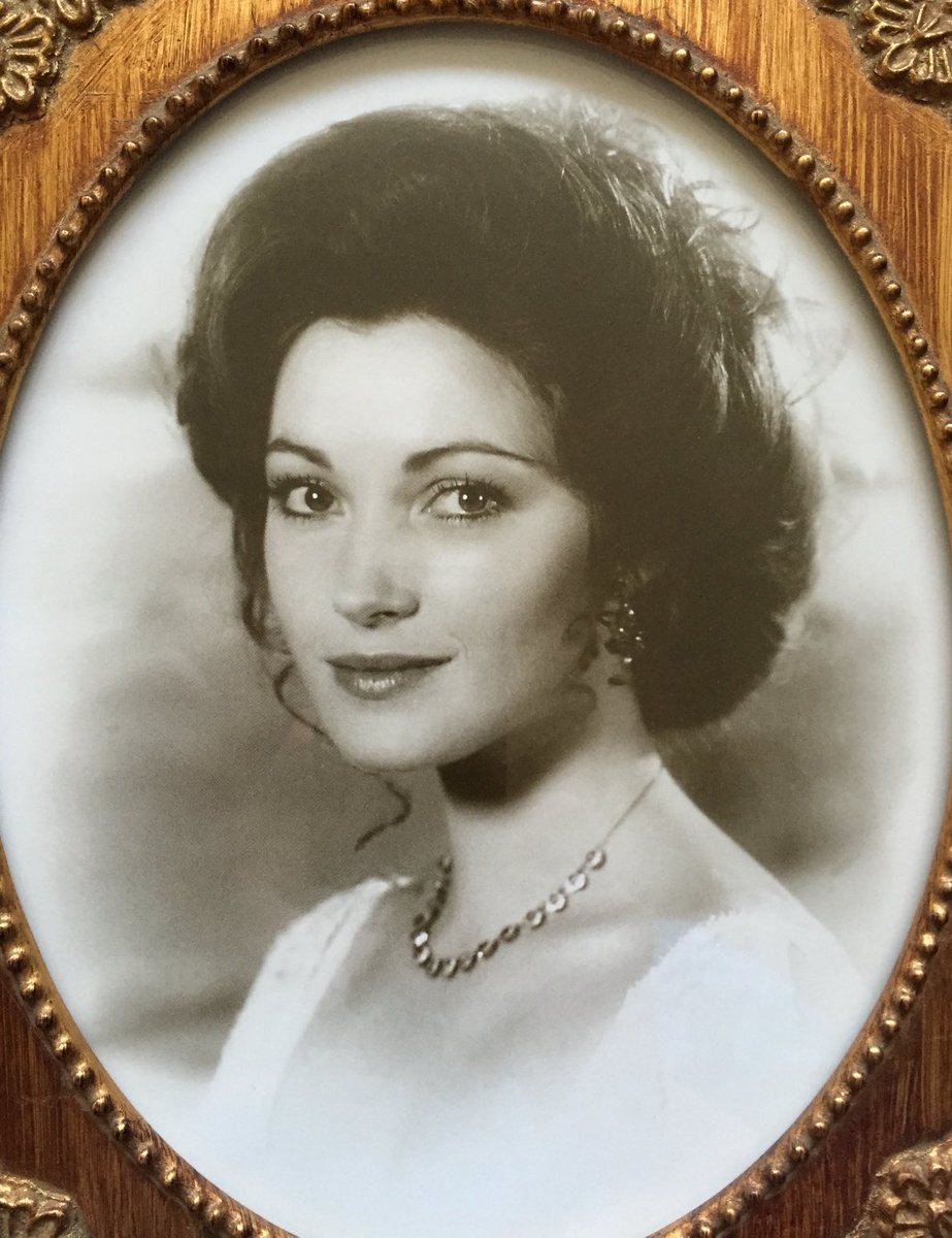 BostonHistory's tweet image. Years before I started my private tour business in #Boston I owned a printing business in CT. We printed this iconic portrait: web.archive.org/web/2002051107… It is still sold today here! somewhereintime.tv/collectibles_p… #SomewhereInTime #EliseMcKenna Jane Seymour born #OTD February 15, 1951.