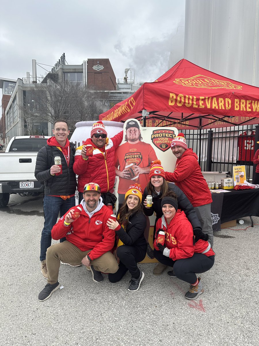 jabax3's tweet photo. Grabbing a beer with our boy @creed_humphrey and @Boulevard_Beer go @Chiefs #wheatsoncreed https://t.co/5fRZgT5VRc
