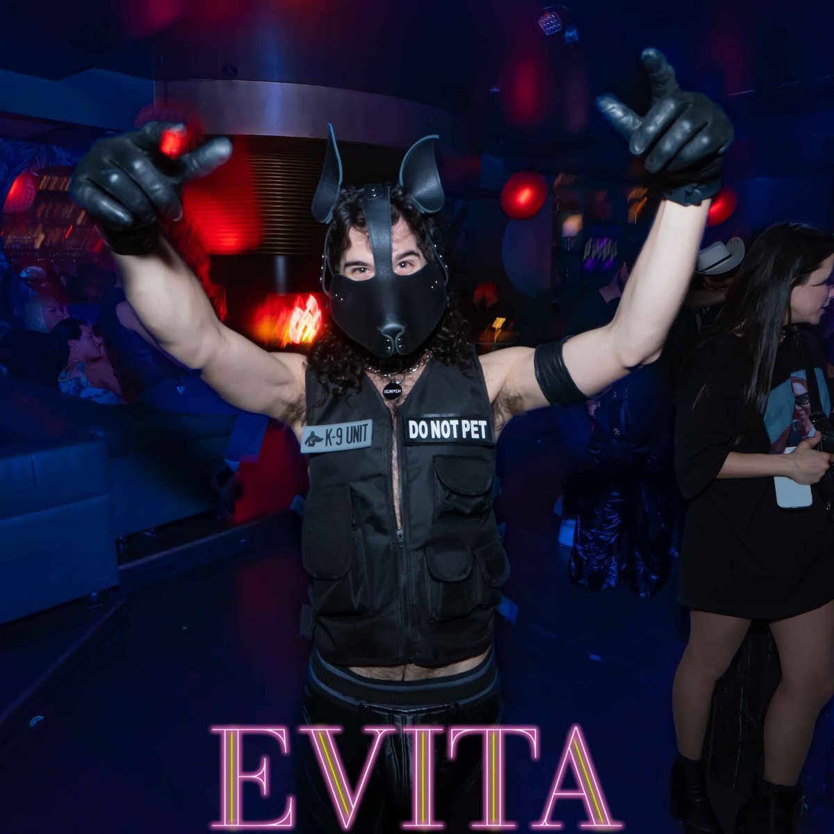 pupscritch's tweet photo. Paws up πΎπΊπͺ© @evitaparty
Photo: @stevenonthescene
#pupscritch #scritch #evitaparty https://t.co/mosAaxDFjT