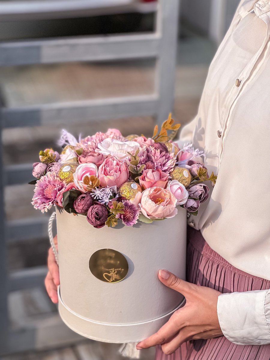 amrinfizza's tweet photo. How cute is this?
.
.
Anniversary hamper✨
.
.
#wrapify #anniversaryhamper  #giftideas #floralgift #hamperideas https://t.co/0kRcLquWpb