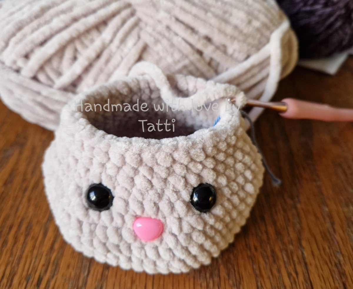 Huhu ihr lieben, mein nächstes Projekt hängt an der Nadel und ich bin schon total verliebt in dieses süße Gesicht. Eins kann ich euch sagen!! Dieses Projekt wird ein Einzelstück von mir werden. Seit gespannt!! 🫠😇 #crochetforkids #crochetforbaby #häkelnfürsbaby #häkelunikate