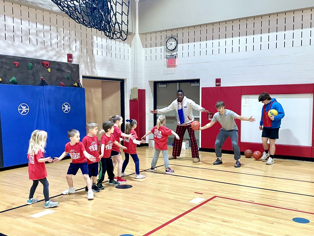 OAbballclub's tweet photo. Our final Saturday morning Instructional Session with Coach Woolever and our OFA boys varsity team! Thank you to all our OFA teams for helping this season! π #OAtribe #TheFuture https://t.co/sGaGBCc2MK