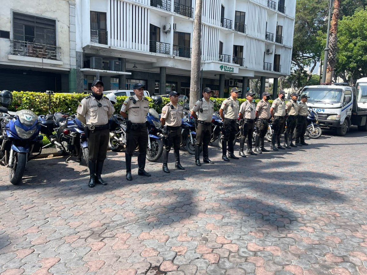 PoliciaEcuador's tweet photo. #GraDCésarZapata #DGSCOP:
A disposición de la ciudadanía, estará todo el equipo logísticos y talento humano, distribuidos en lugares de mayor afluencia de personas como centros comerciales, playas, terminales, ejes viales, para garantizar un #FeriadoSeguro. https://t.co/Lvrn6dvrkv