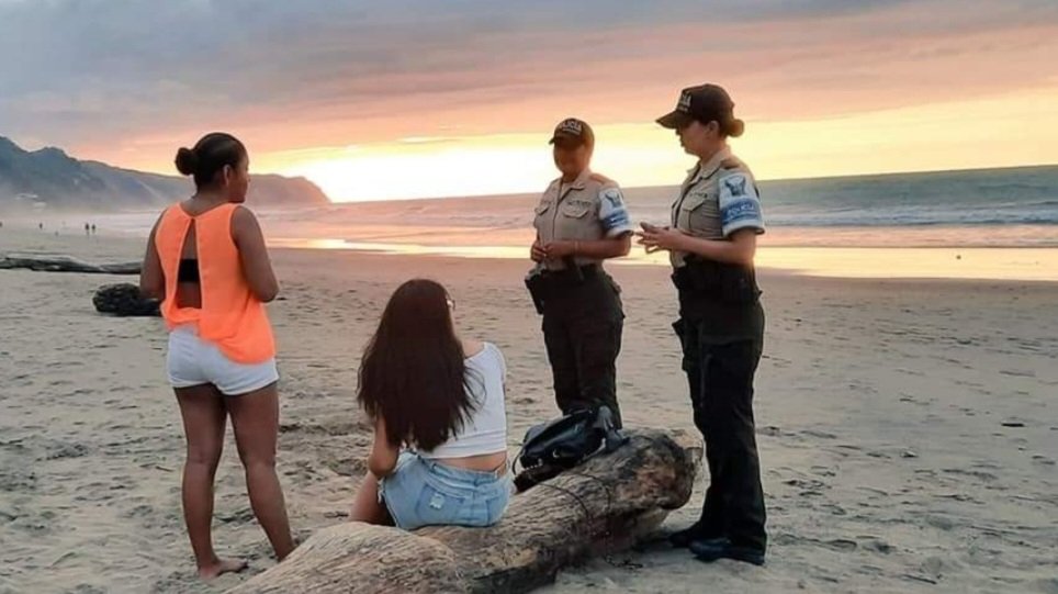 PoliciaEcuador's tweet photo. #GraDCésarZapata #DGSCOP:
A disposición de la ciudadanía, estará todo el equipo logísticos y talento humano, distribuidos en lugares de mayor afluencia de personas como centros comerciales, playas, terminales, ejes viales, para garantizar un #FeriadoSeguro. https://t.co/Lvrn6dvrkv