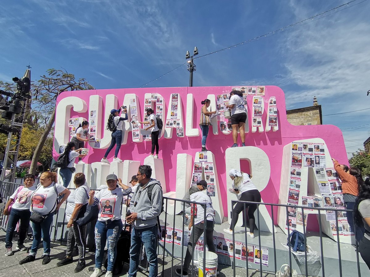 jimenamaldonad5's tweet photo. Nos quieren silenciar y nosotros queremos a los que se llevaron
Algo no cuadra, hagan su chamba!  #hastaencontrartekike https://t.co/SAmypO23DQ