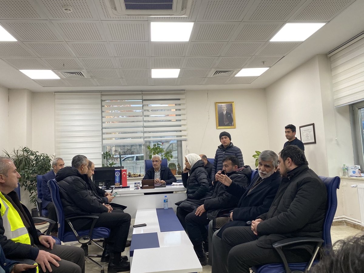 karacaberat63's tweet photo. Yaraları sarıyoruz! AK Parti Şanlıurfa Milletvekilimiz Kasım Gülpınar, Malatya’da; MV Öznur Çalık, Bülent Tüfekçi, BŞBŞ Selahattin Gürkan ve Battalgazi Bld Bşk Osman Güder’i ziyaret ederek çalışmalarla ilgili bilgi aldı.#Malatya @RTErdogan https://t.co/0GgCRrqTIj