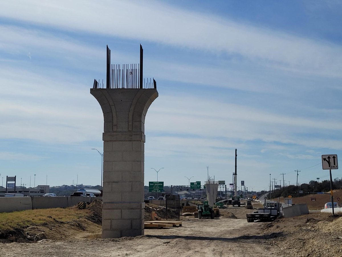 I35NEXCentral's tweet photo. Columns are continuing to be poured on #i35nexcentral! Here is an example of what a column looks like once complete. Each column will support the future elevated lanes. #sanantonio #liveoaktx #schertztx #selmatx https://t.co/ytE1RXIVME