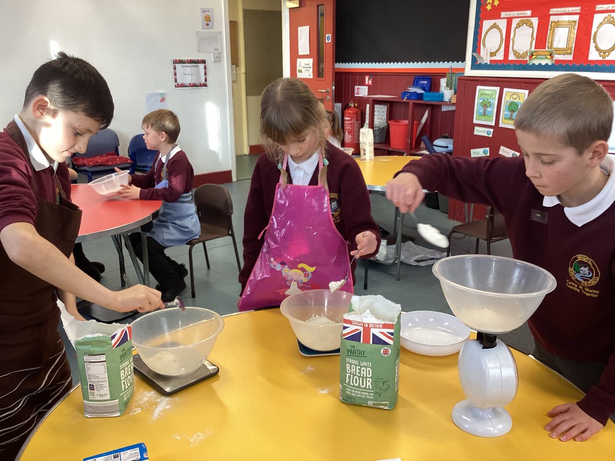 BroFamau's tweet photo. We made herby, cheesy bread in cookery club tonight 😀 https://t.co/YWHAzHX0S4