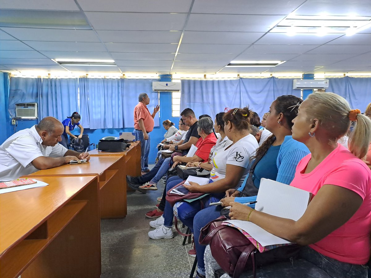 #15Febrero 
Con la participación de la Autoridad Única de Educación <a href="/leoalvacabrera/">Prof. Leonardo Alvarado</a> se desarrolla jornada formativa para supervisor@s municipales 
del Edo. Aragua. 
#CeseALasSanciones 
<a href="/NicolasMaduro/">Nicolás Maduro</a> <a href="/_LaAvanzadora/">Yelitze Santaella</a> @MPPEDUCACION <a href="/Soykarinacarpio/">Karina Carpio</a>