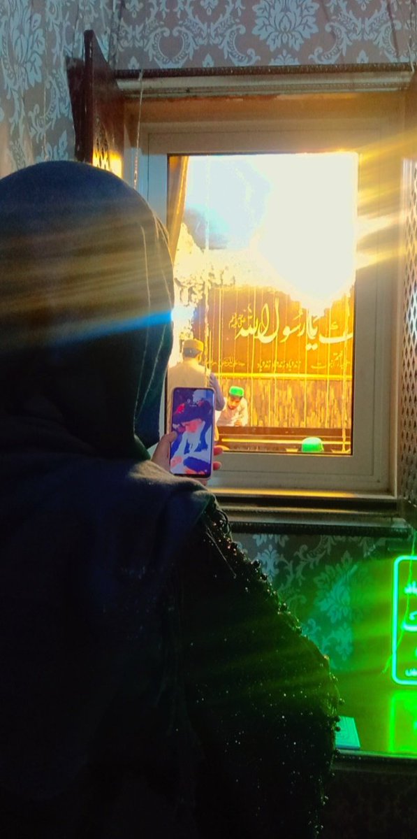 مرد ھے یا عورت مجھے سمجھ نہیں 
آپ سب رہنماٸی کردیں