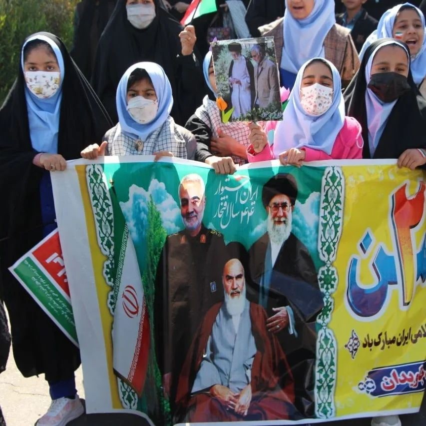 roqayekhatoon's tweet photo. ما امروز آمدیم برای تمام روز هایی که با خون شهدا، دیروزش تضمین شد و ساختن فردایش، روی دوش ماست.
#IranVoice 
#قزوین_ما https://t.co/ALjY9Z0v0r