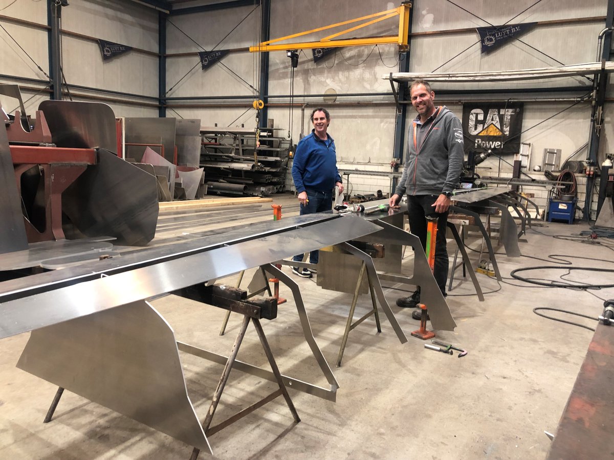 LuytGroep's tweet photo. #LUYT bouwt mee aan nieuw avontuur van #markslats, 2-voudig 🏆🏆#wereldrecordhouder #oceaanroeien. Alleen roeide hij in een recordtijd van 30 dagen de Atlantische Oceaan over ca. 5000 km!! We zijn gestart met #cascobouw van een innovatieve #aluminium #roeiboot voor 8 roeiers. https://t.co/qgZ0RHwQfk
