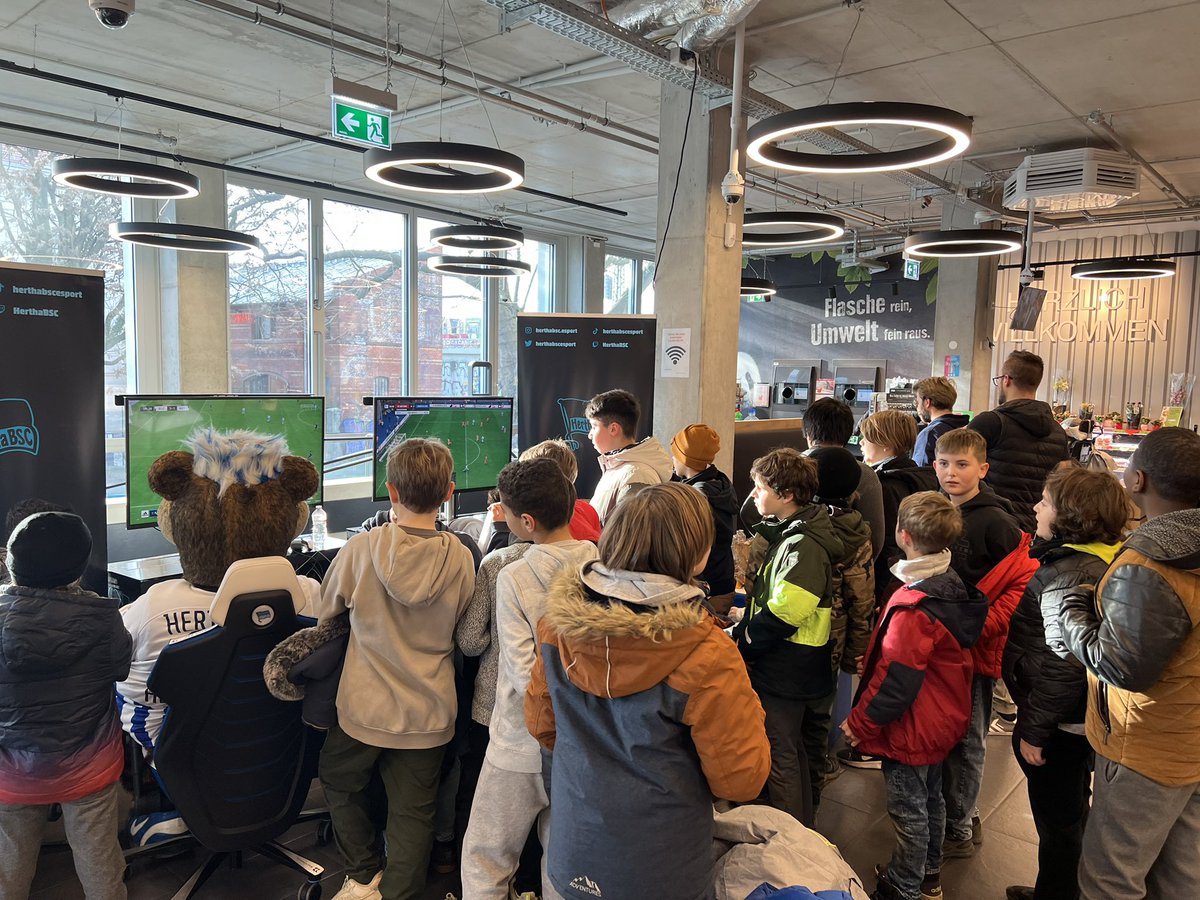 Danke an #EDEKA Schnelle 🥰

Es war ein super Event mit vielen spannenden Spiele an der Konsole. 🎮

Wir haben Lust auf mehr. 💙🤍

Bis bald 👋🏽 

#BSCeSport #HaHoHe