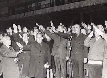 LeonIberia's tweet photo. Que el PP nació del franquismo y que Vox nació del PP nadie puede dudarlo. Todos sabemos que son «partidos hermanos», que se llevan bien y de ahí “sus pactos” actuales . Eso es a lo que nos enfrentamos los demócratas españoles. Sé que la mayoría de los españoles lo sabemos. 🤚 ✖️ https://t.co/AzZZkRGFgs
