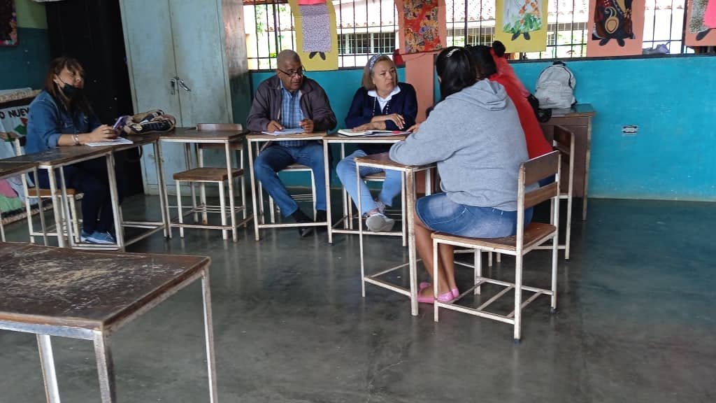Robinsonmonaga2's tweet photo. Visita de acompañamiento a los representantes de Zona Educativa, supervisor inter circuital y representantes de la UNEM,  en  la escuela Básica "Alberto Lovera" del municipio Maturín.
@NicolasMaduro 
#CeseALasanciones https://t.co/0zOdmmyf8h