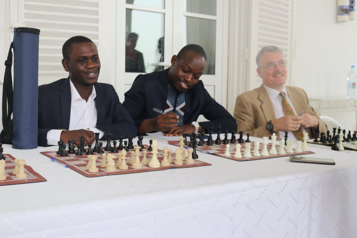 Nous vivons un moment exceptionnel ce soir à la résidence de <a href="/juliettejohn/">Juliette John</a> où le grand maître international 🇬🇧 des échecs @nigelshortchess affronte simultanément 20 joueurs de la fédération sénégalaise des échecs. 

Une vidéo suivra pour vous faire vivre ce moment! #kebetu