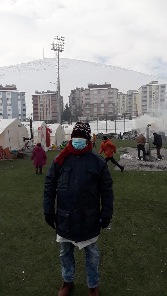 MINSAPCuba's tweet photo. Nuestros profesionales de la Salud🇨🇺 continúan apoyando con la asistencia médica en Türkiye. Luchando contra el frío, las distancias físicas pero haciendo  patente la máxima martiana de que "Ayudar al que lo necesita no sólo es parte del deber, sino de la felicidad". 

Abrimos 🧵 https://t.co/TDE3BCUkHc